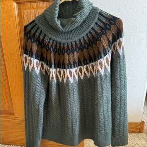 Cute Evereve sweater. Perfect for an Autumn, like new. Hits at the hip.